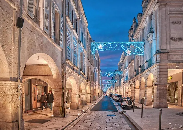 Charmant Cocon Iode Cosy Equipe, Baigne De Lumiere, Situe Au Coeur De La Rochelle A 1Min A Pied Du Marche Central Avec Tv Et Wifi